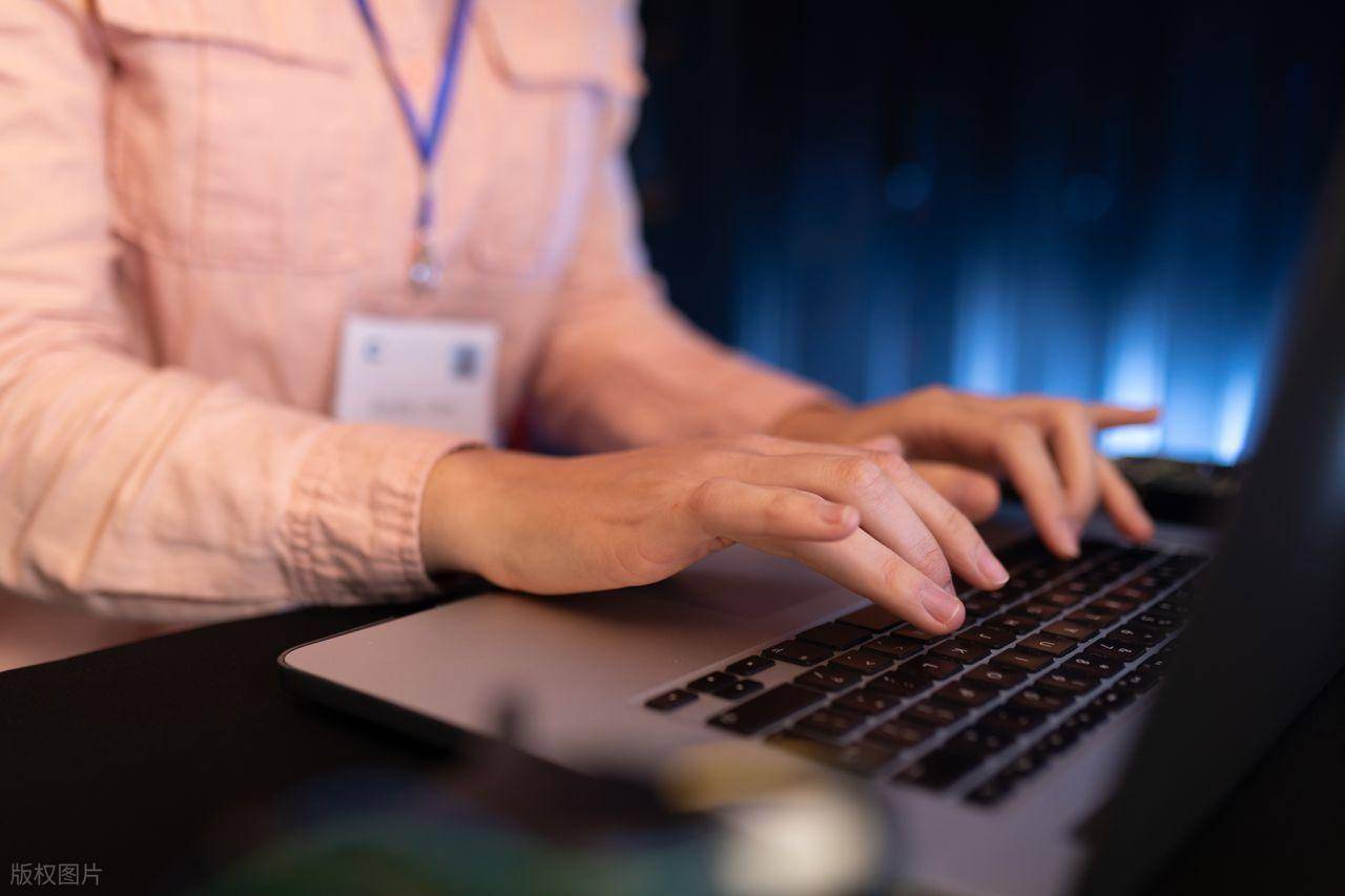 C#中如何执行数据库的批量查询？避免多次往返？